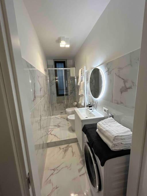 Studio Apartment Near Bocconi Milan Bagian luar foto